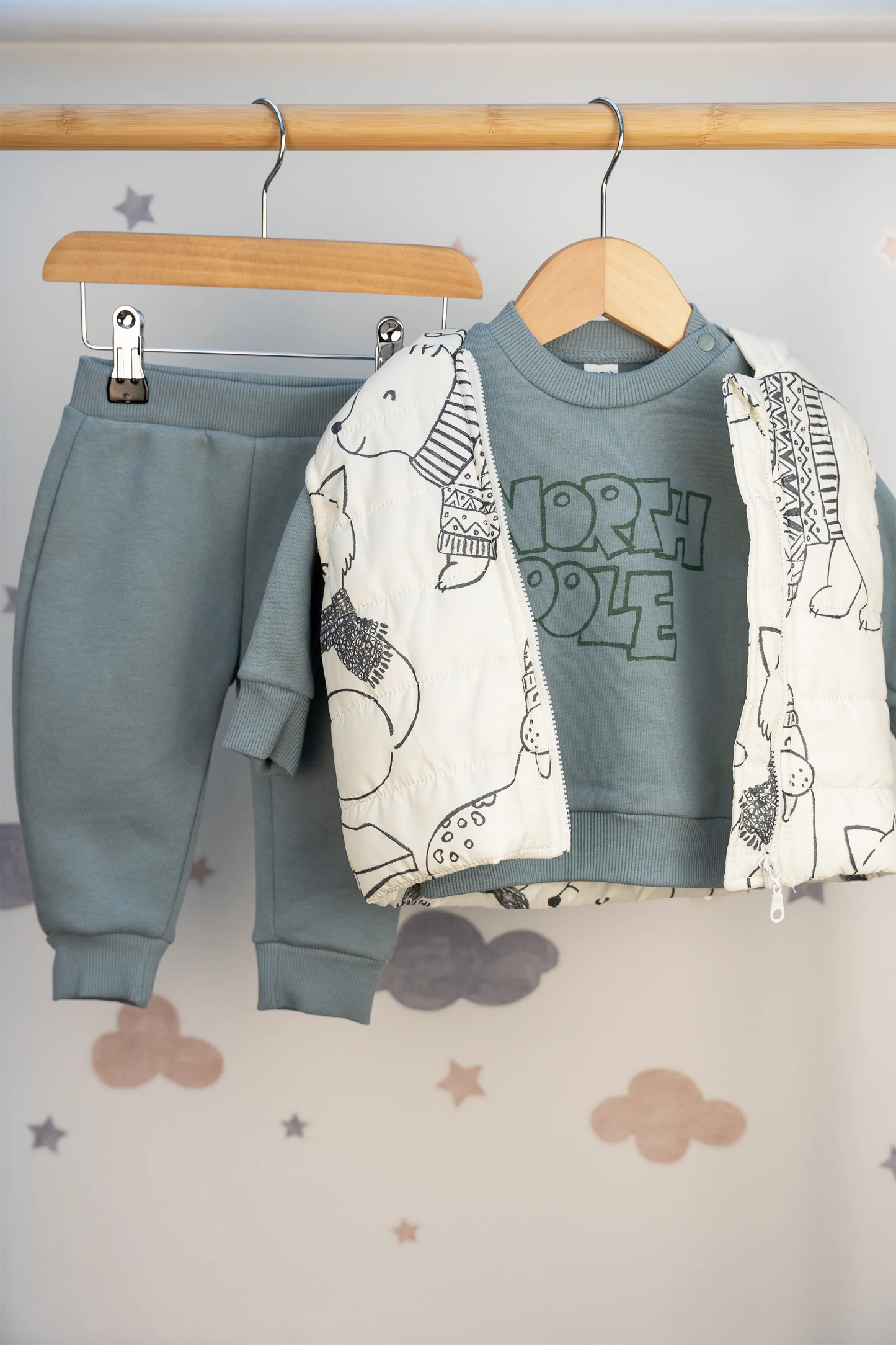 NORTH POLE ANIMAL-PRINT 3-PIECE QUILTED OUTFIT SET – BLUE & BEIGE (6-24M)