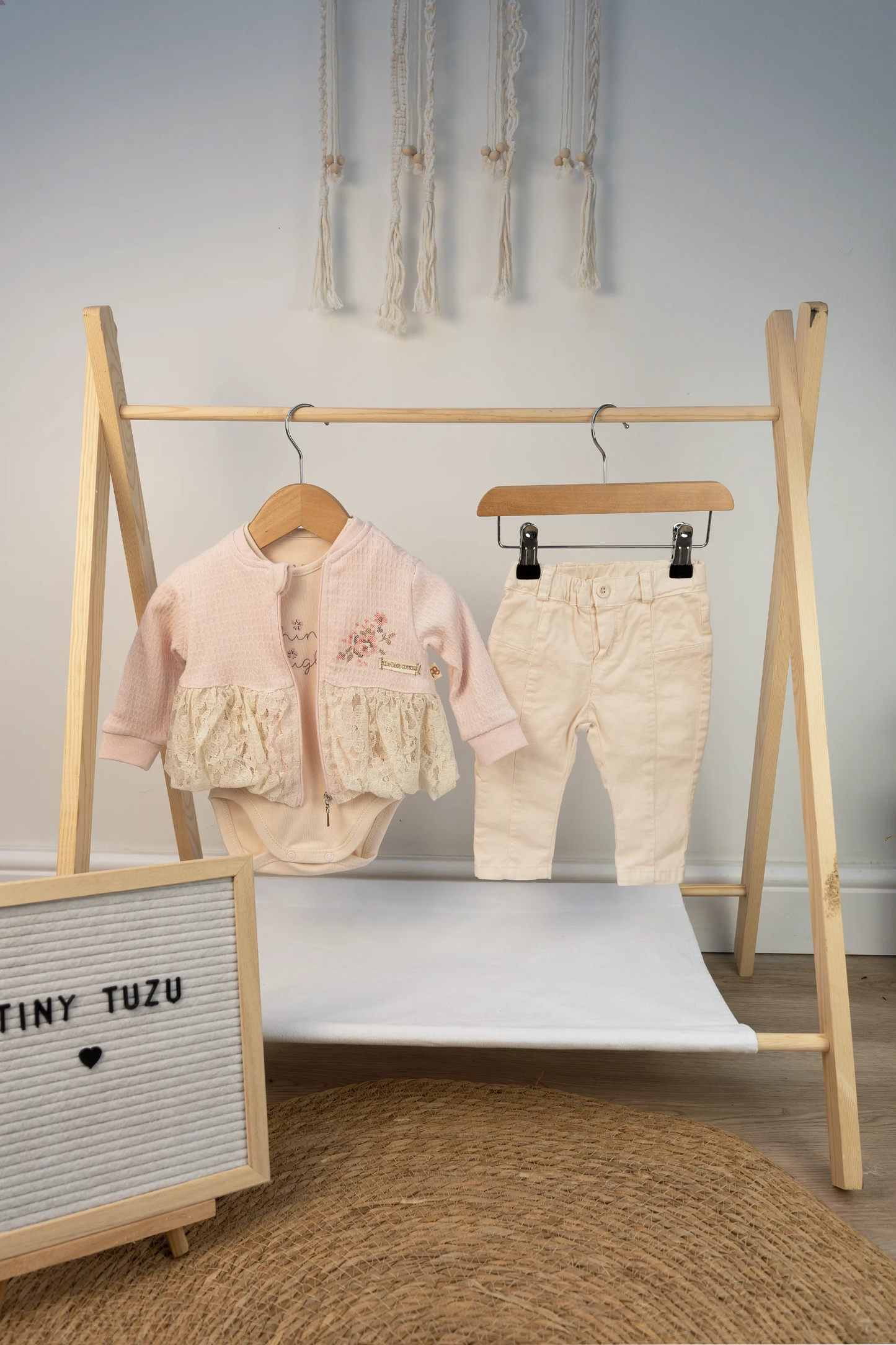 THREE-PIECE BABY GIRL SET WITH JACKET, BODYSUIT & TROUSERS – BEIGE & ROSE