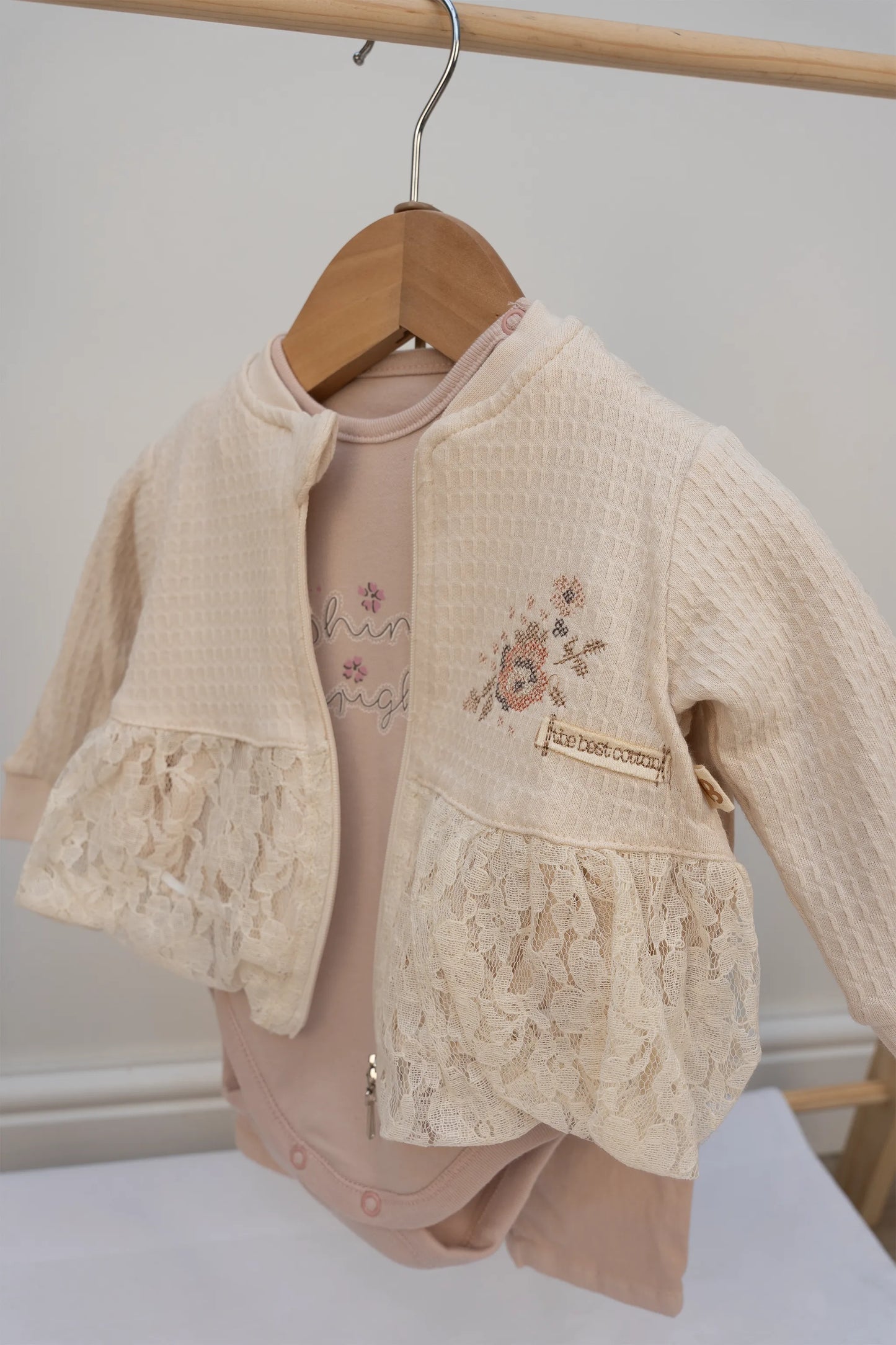 THREE-PIECE BABY GIRL SET WITH JACKET, BODYSUIT & TROUSERS – BEIGE & ROSE