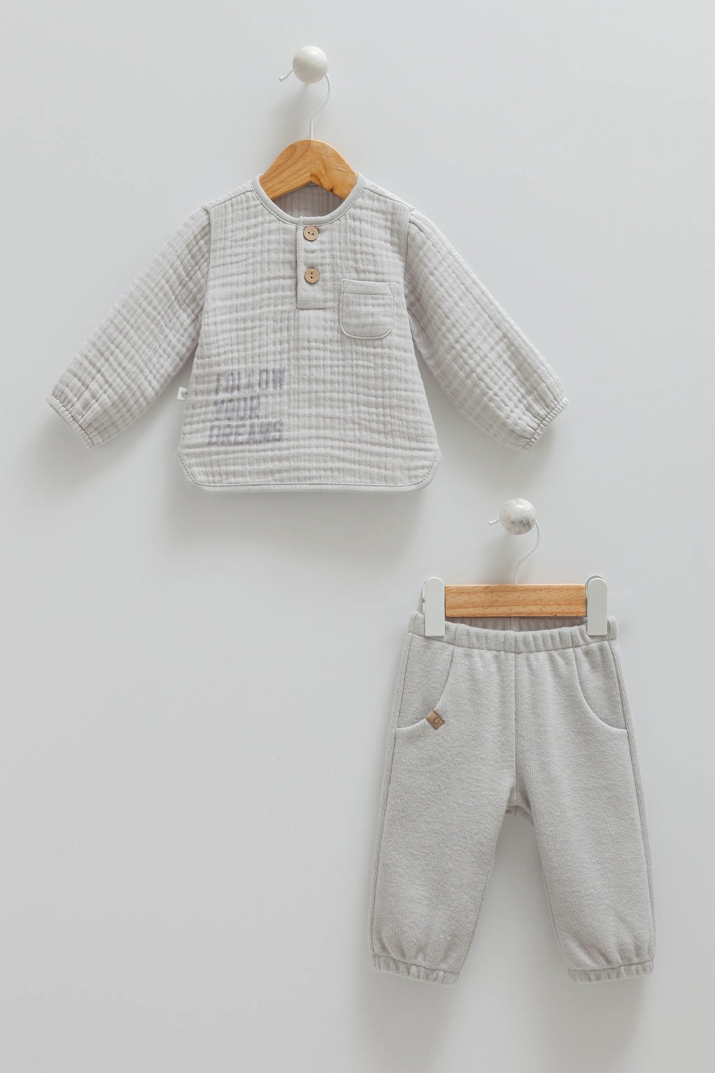 TWO-PIECE MUSLIN BABY OUTFIT WITH LONG-SLEEVE TOP AND COMFY PANTS - NAVY, BEIGE, GREY & BROWN