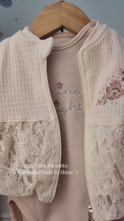 THREE-PIECE BABY GIRL SET WITH JACKET, BODYSUIT & TROUSERS – BEIGE & ROSE
