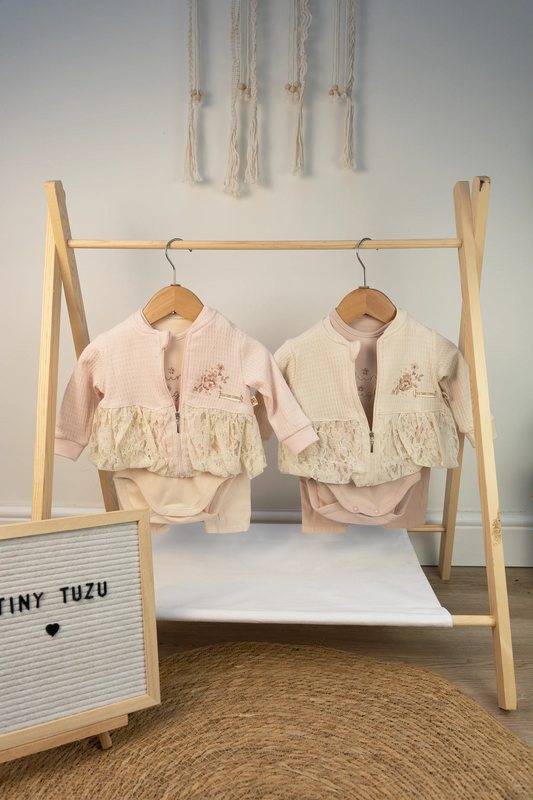 THREE-PIECE BABY GIRL SET WITH JACKET, BODYSUIT & TROUSERS – BEIGE & ROSE