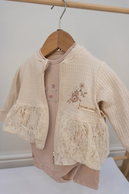THREE-PIECE BABY GIRL SET WITH JACKET, BODYSUIT & TROUSERS – BEIGE & ROSE